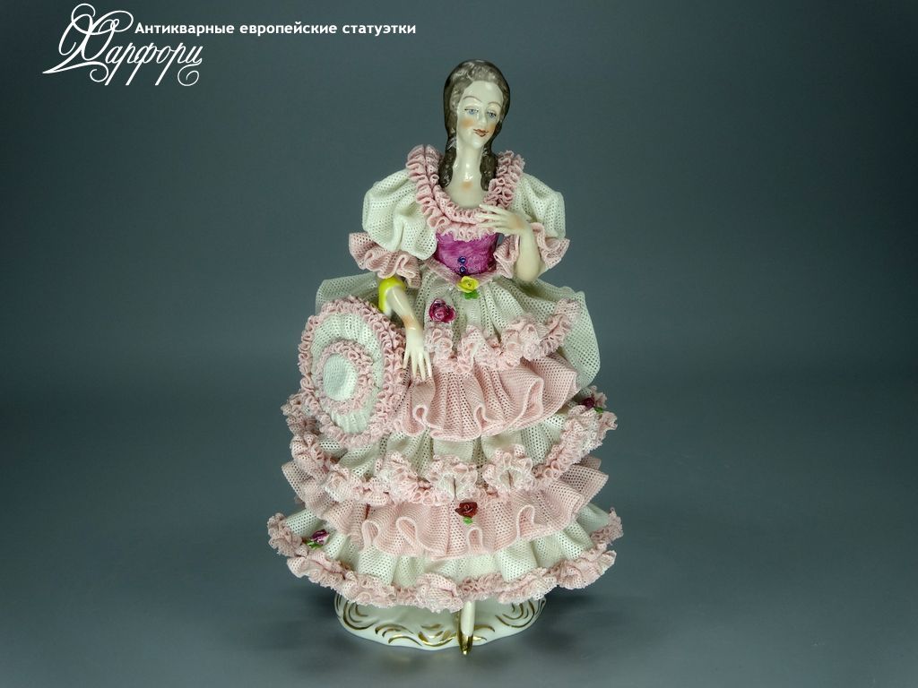 Купить фарфоровую статуэтку Dresden Девушка с шляпкой